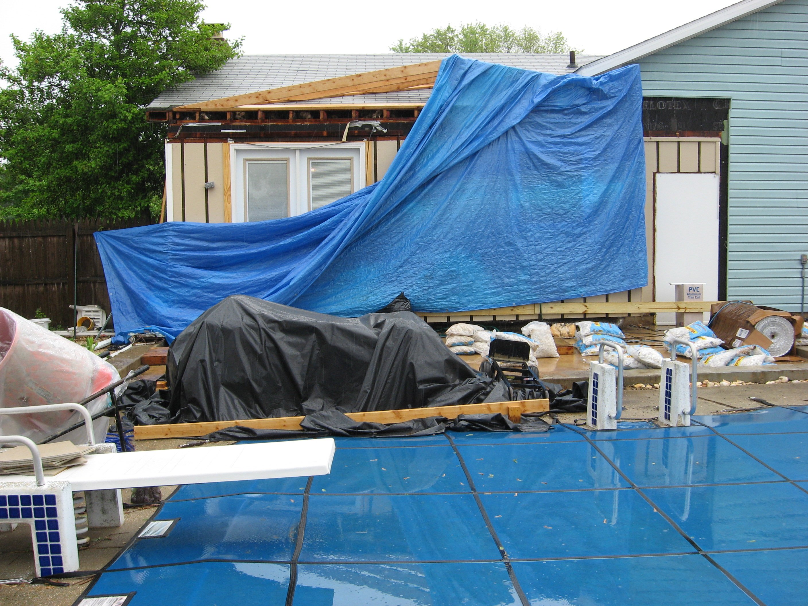 How Sunrooms America, INC destroyed my house - A tarp that was supposed to cover the area where the roof over the kitchen had been removed.