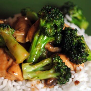 Chicken Broccoli Stir Fry is a healthy, quick and easy weeknight dinner. Save money on Asian carryout and make your own fresh at home. | Recipe from passthesushi.com