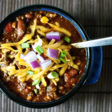 ﻿Feed a crowd ﻿with this big-batch slow cooker chili. Easy to make, this hearty chili will stick to your ribs and make game day food a heck of a lot better! \\ PassTheSushi.com