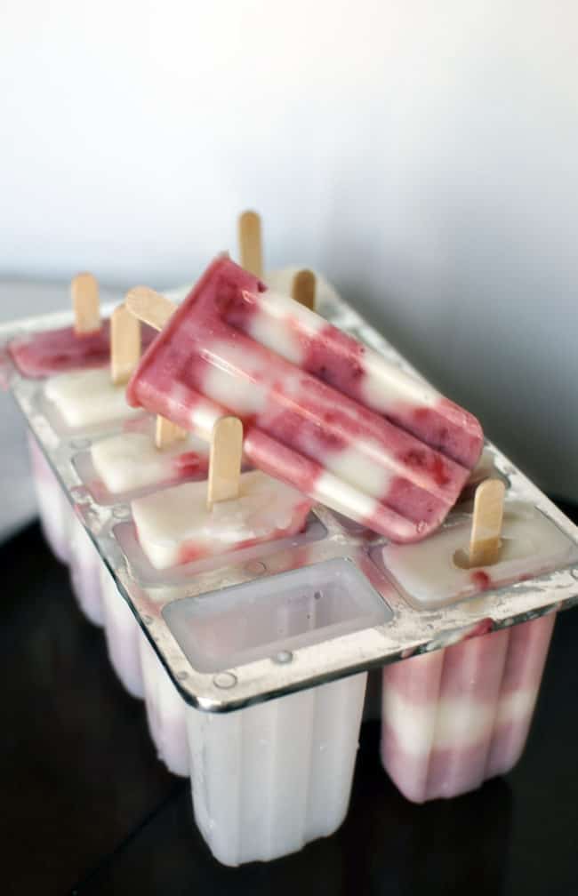 Strawberry Lemonade Popsicles \ Recipe on PassTheSushi.com