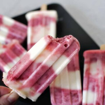 Strawberry Lemonade Popsicles \\ Recipe on PassTheSushi.com