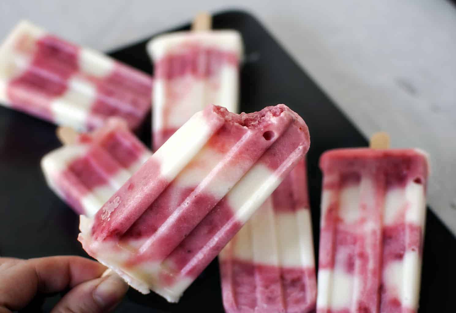 Strawberry Lemonade Popsicles \\ Recipe on PassTheSushi.com