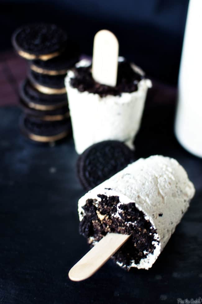 Peanut Butter Oreo Popsicles - Just 3 ingredients needed to make this sweet frozen treat! // PassTheSushi.com