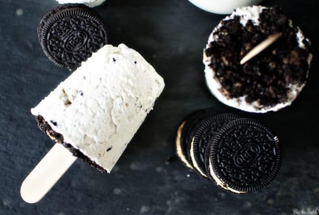 Peanut Butter Oreo Popsicles - Just 3 ingredients needed to make this sweet frozen treat! // PassTheSushi.com