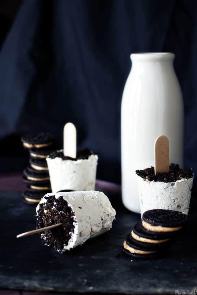 Peanut Butter Oreo Popsicles - Just 3 ingredients needed to make this sweet frozen treat! // PassTheSushi.com