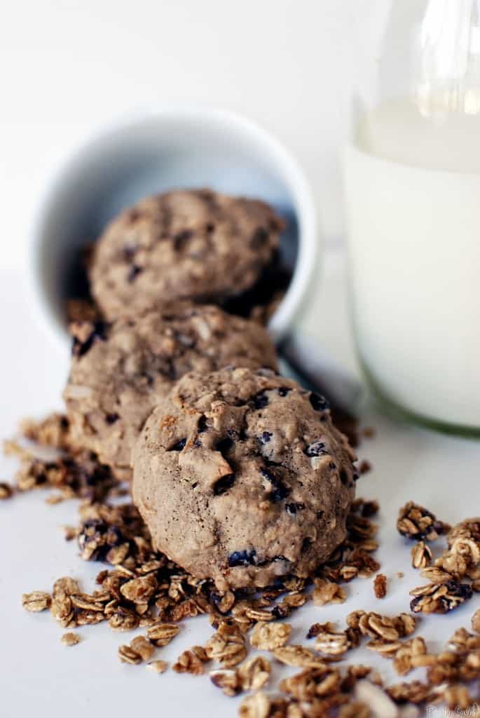 Dark Chocolate Almond Granola Breakfast Cookies are little bites of healthy goodness, ready to help you kick start your morning! \\ PassTheSushi.com