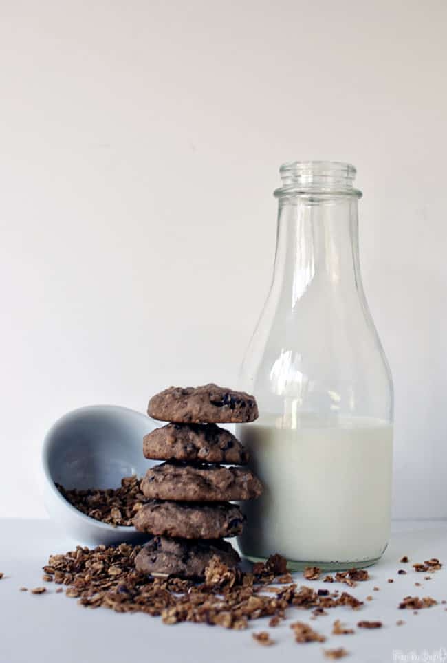 Dark Chocolate Almond Granola Breakfast Cookies are little bites of healthy goodness, ready to help you kick start your morning! \\ PassTheSushi.com