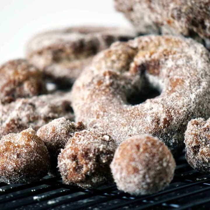 Apple cider doughnuts ﻿are the best way to grab a taste of autumn for breakfast! \\ PassTheSushi.com