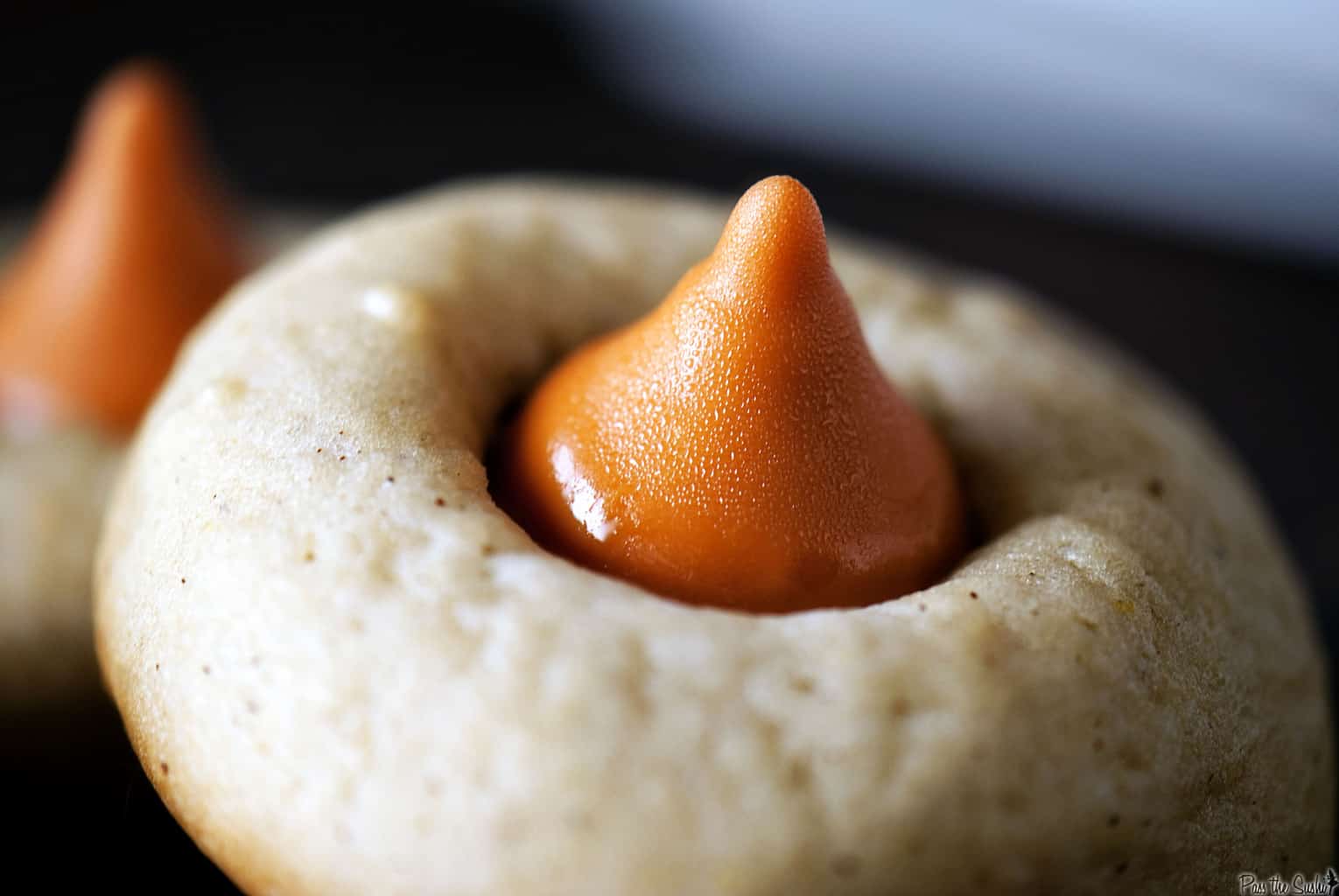﻿Chai pumpkin spice thumbprints ﻿are tiny cookies with great big taste! Flavors of pumpkin and chai pair with soft, chewy cookies to make the perfect fall treat! \\ PassTheSushi.com