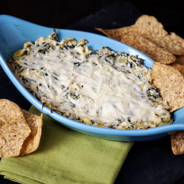﻿Spinach artichoke dip ﻿is a snack dip that everyone loves. This Olive Garden copy cat recipe will have you staying home rather than eating out to get your fill of it! | PassTheSushi.com