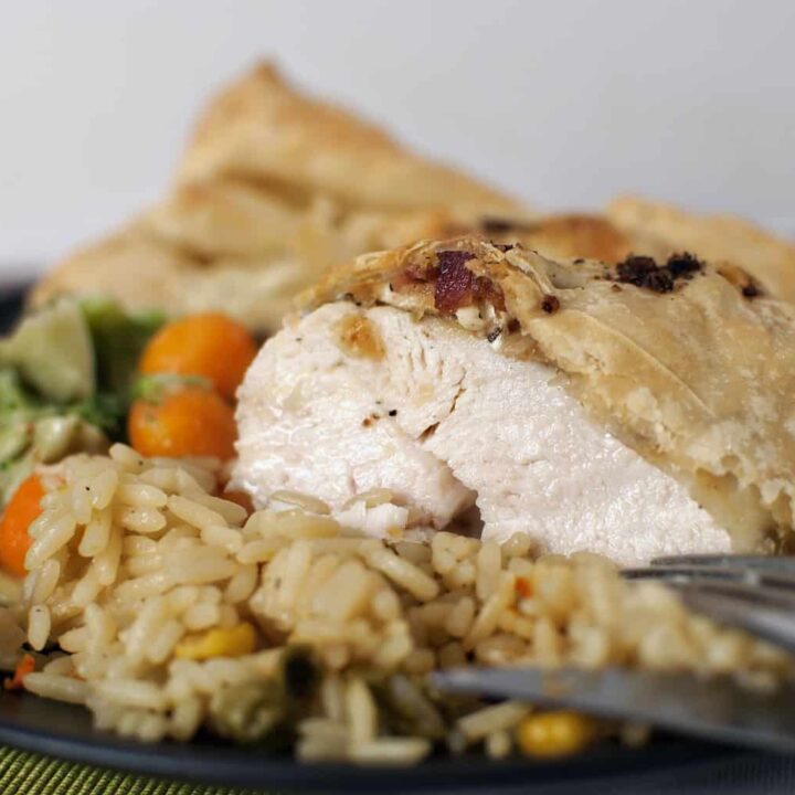 ﻿Turnovers filled with chicken, bacon, and brie. ﻿Your mouth is watering, isn't it? Chicken bacon brie turnovers are easy to make and perfect for a weeknight dinner! \\ PassTheSushi.com