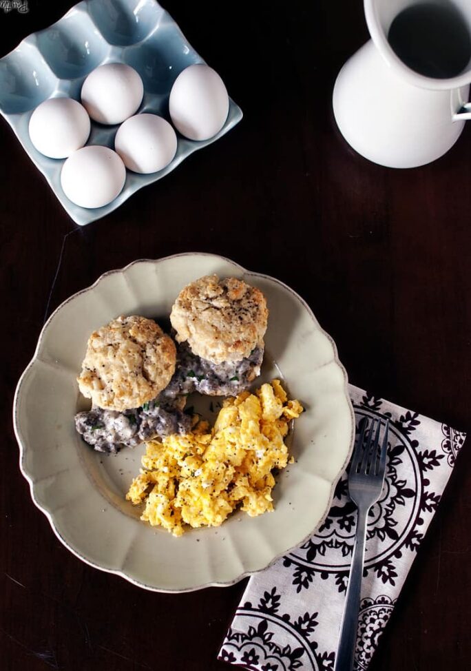 Biscuits with Creamy Gravy & Sausage